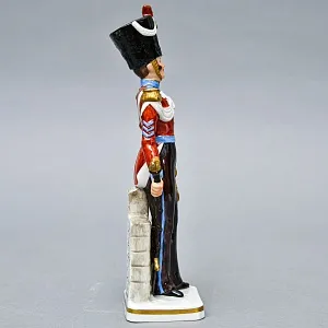 Коллекционная Фарфоровая статуэтка «Солдаты Британской армии. Тамбур - майор», SITZENDORF Германия.
