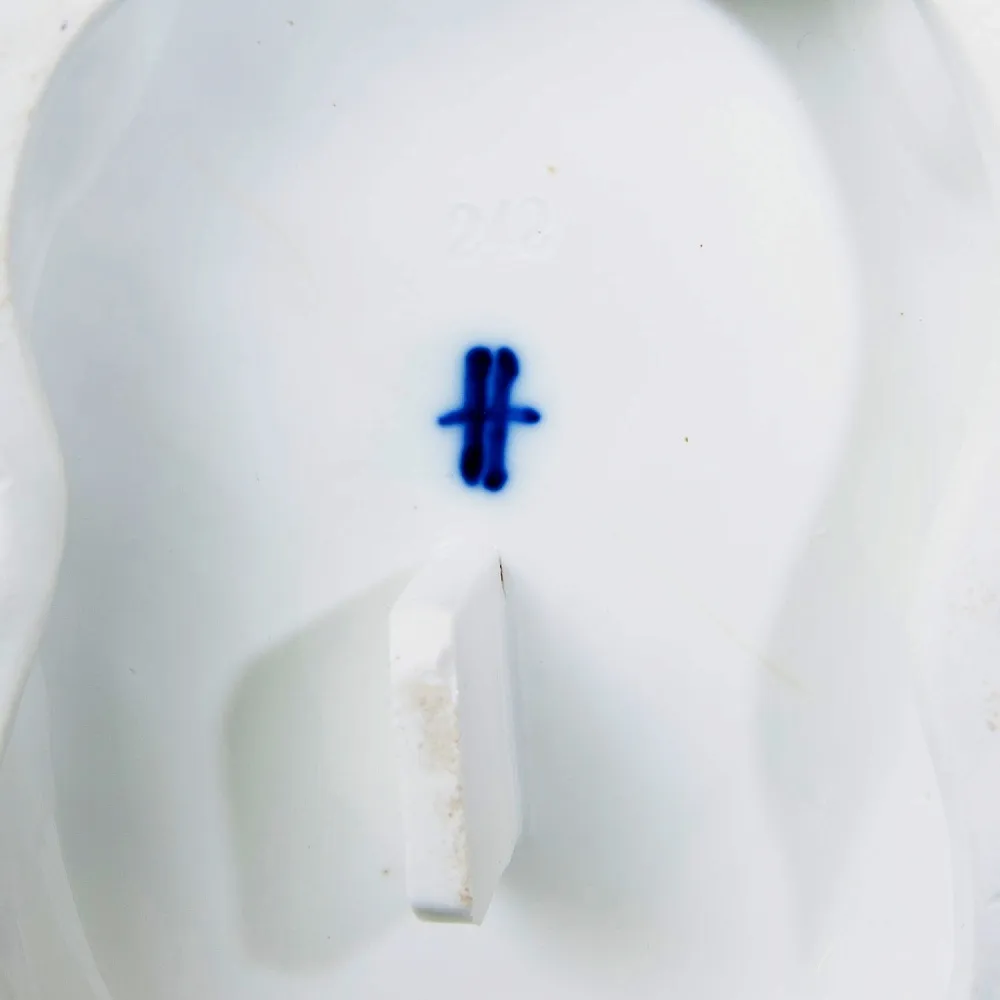 Антикварная Вазочка - Статуэтка «Путти с туфелькой», Фарфор SITZENDORF Германия 1880-1900 годы.