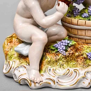 Антикварная Фарфоровая статуэтка «Урожай. Путти, собирающие виноград», Carl Thieme Германия.