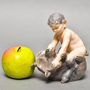 Коллекционная Фарфоровая статуэтка «Фавн с медведем», Royal Copenhagen Дания - 1968 год. 