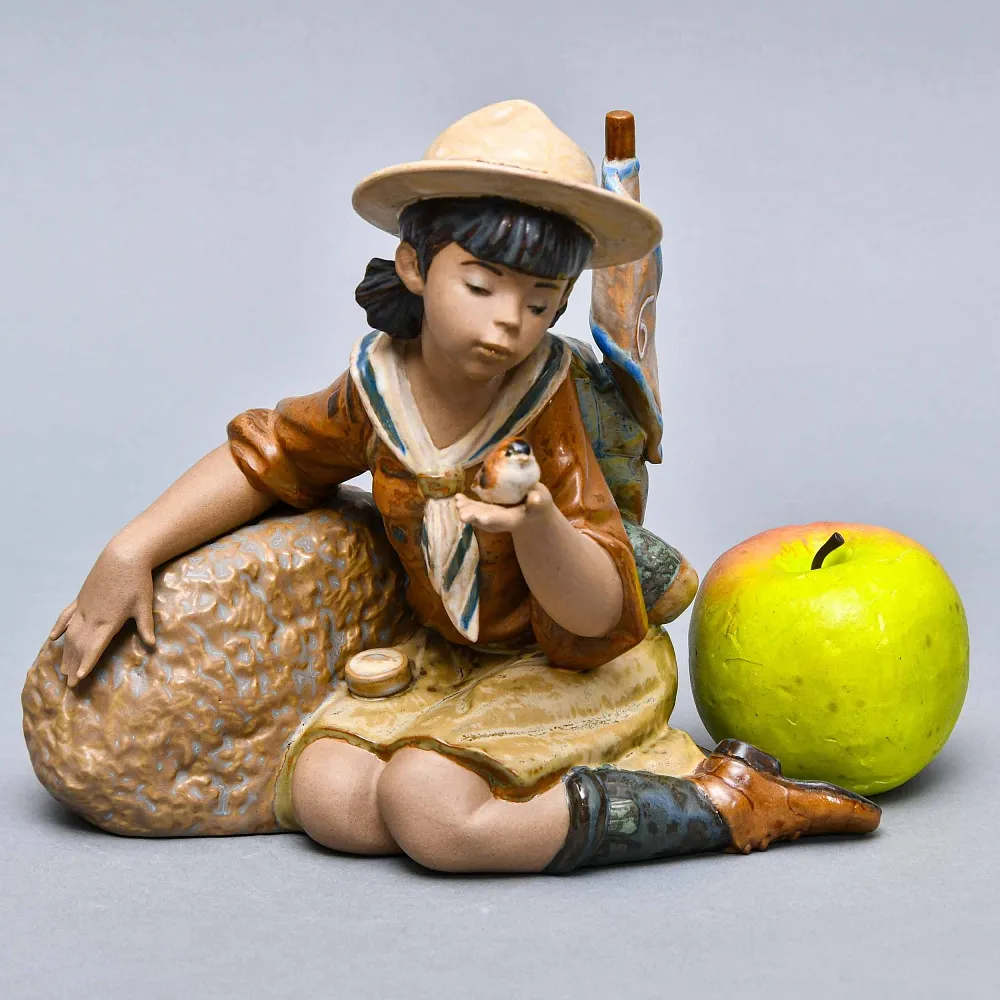 Коллекционная Фарфоровая статуэтка «Девочка с птицей в руке», Lladro Грес Испания, 1991 - 1993 годы.