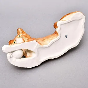 Коллекционная Фарфоровая статуэтка «Кошка с мячом», Sitzendorf Германия, вторая половина ХХ века.