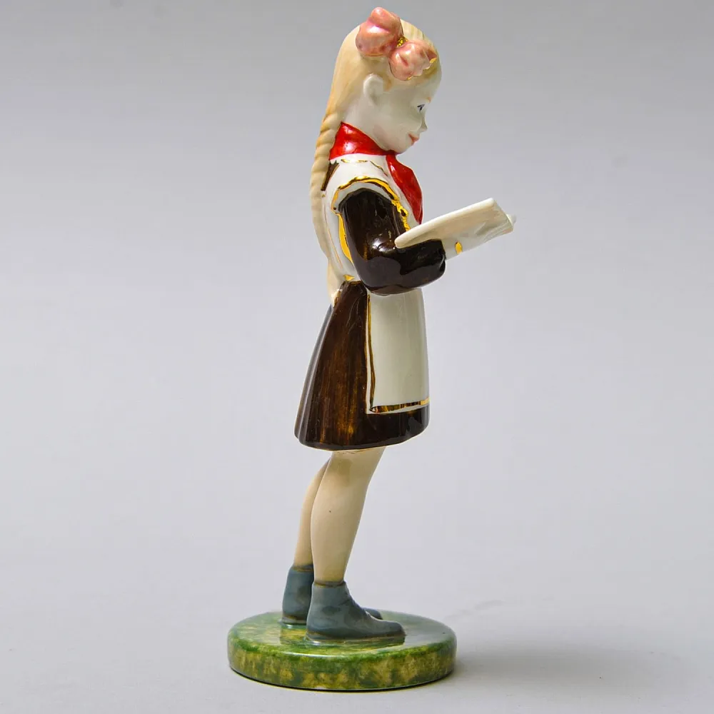 Авторская Коллекционная Фарфоровая Статуэтка «Школьница - Пионерка с учебником», Россия.