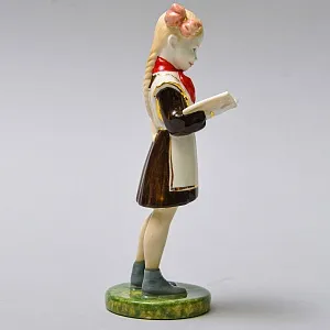 Авторская Коллекционная Фарфоровая Статуэтка «Школьница - Пионерка с учебником», Россия.