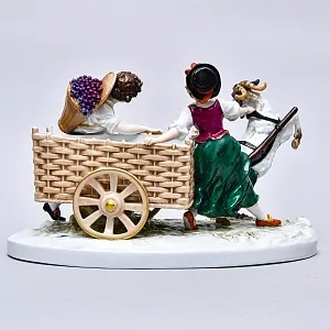Коллекционная Фарфоровая статуэтка «Сбор винограда», Германия - вторая половина ХХ века. 