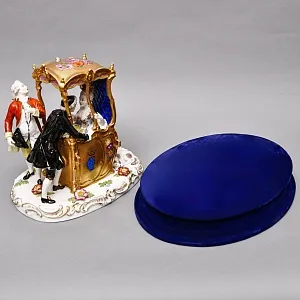 Антикварная Фарфоровая статуэтка «Дама в золотом портшезе», Carl Thieme Германия, 1864 - 1888 годы. 