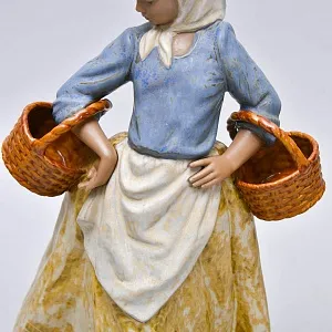 Коллекционная Фарфоровая статуэтка «Девочка с двумя корзинками», NAO by Lladro серия Грес, Испания.
