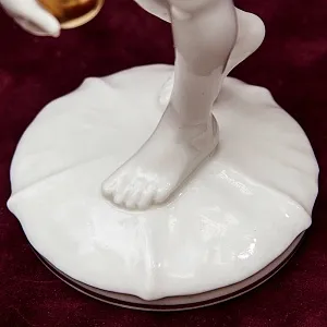 Фарфоровая Статуэтка «Девушка с мячом», Hutschenreuther,  Германия - 1955-1968 годы.