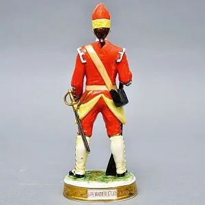 Фарфоровая Cтатуэтка «Солдаты Британской Армии. 27-й пехотный полк», RUDOLF KAMMER Германия. 