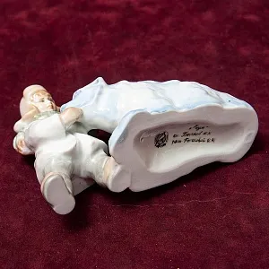 Авторская Коллекционная Фарфоровая Статуэтка «Мальчик и Снежный Медведь», Дулёво Россия.