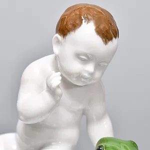  Антикварная Фарфоровая статуэтка «Мальчик и лягушка», ROSENTHAL Германия, 1919 - 1935 годы.
