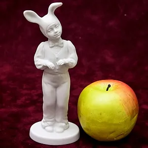 Коллекционная Авторская Статуэтка «Мой Зайчик» из серии «Детский Утренник», фарфор ИФЗ, Россия.