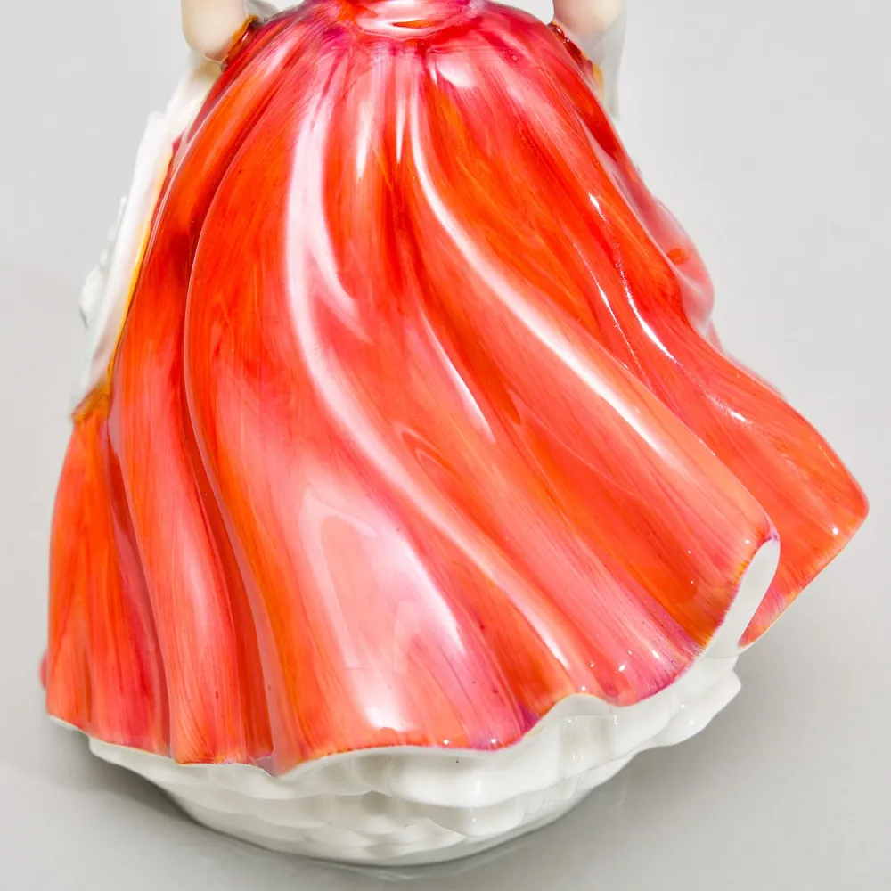 Коллекционная Фарфоровая статуэтка «Девушка с белой шляпкой», Royal Doulton Англия.