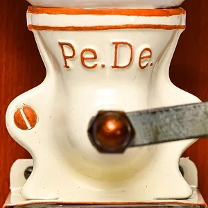 Редкая! Фарфоровая Настенная Ручная Механическая Кофемолка PeDe, Голландия.