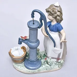 Авторская Фарфоровая статуэтка «Девочка с гусями у колонки»,  Lladro Испания, 1985 - 2007 годы.