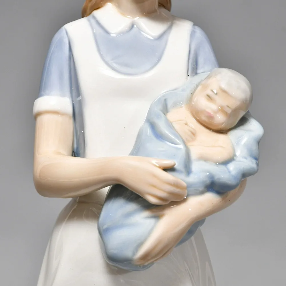 Коллекционная Фарфоровая статуэтка «Медсестра с младенцем», NAO by Lladro Испания.