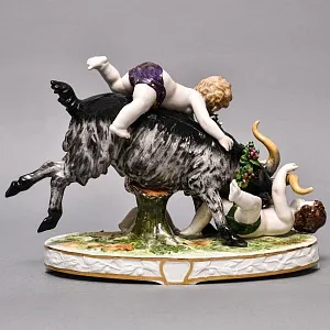  Антикварная Фарфоровая статуэтка «Три путти, играющие с козлом», Ludwigsburg Германия, 1919 - 1927 гг.