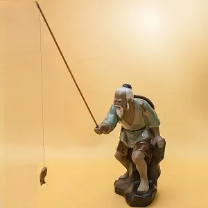 Коллекционная Авторская статуэтка «Рыбак - Китаец с рыбой», Обливная керамика, Китай - 50 гг. 
