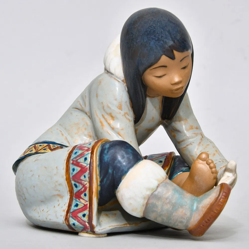 Фарфоровая Статуэтка  «Эскимос девочка - замерзла», Грес Lladro, Испания - 1985 год.