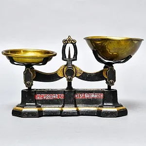 Антикварные Кухонные Весы с чашкой для сыпучих продуктов на 1 фунт, Англия начало ХХ века.