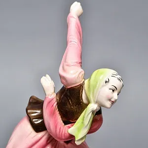 Коллекционная статуэтка «Народный Танец», Фаянс, HERTWIG Германия, 1941 - 1958 годы. 