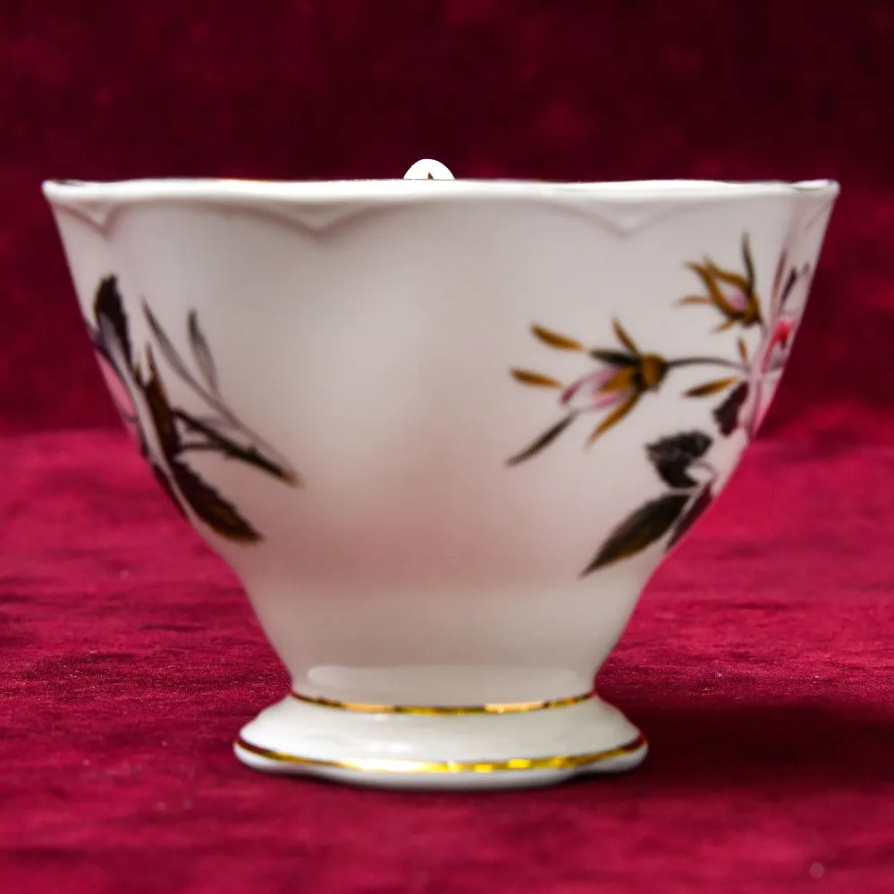 Коллекционная Фарфоровая Чайная пара «Посланница Королевы», ROYAL ALBERT Англия, вторая половина ХХ века.