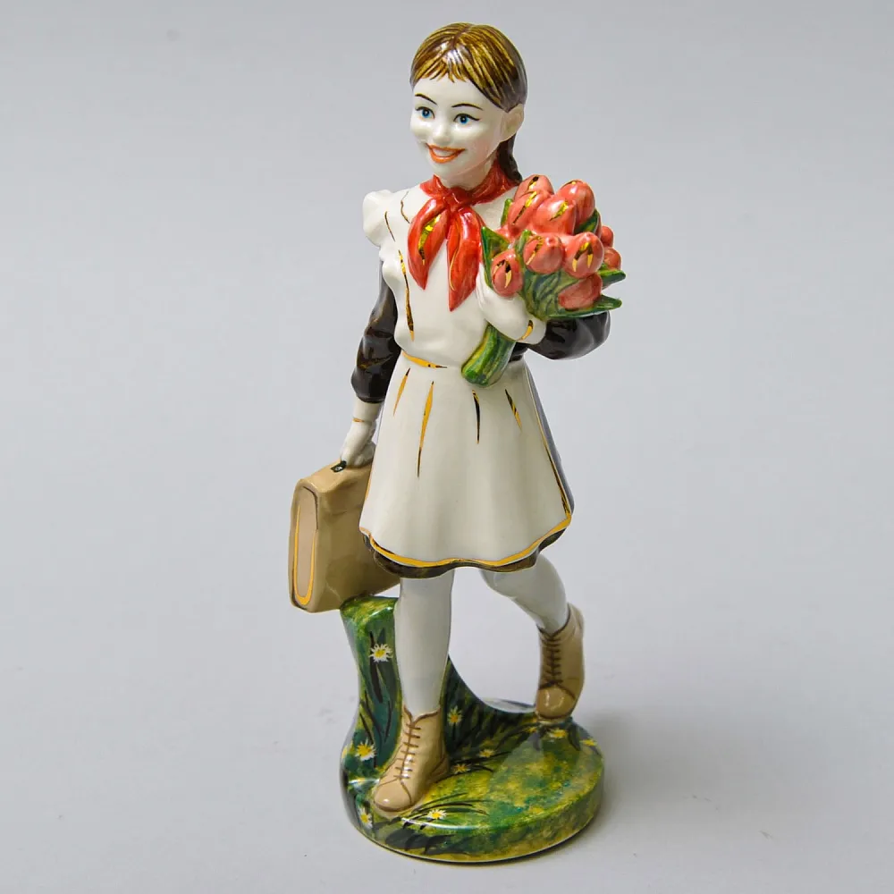 Авторская Коллекционная Фарфоровая Статуэтка «Школьница - Пионерка с букетом тюльпанов», Россия.