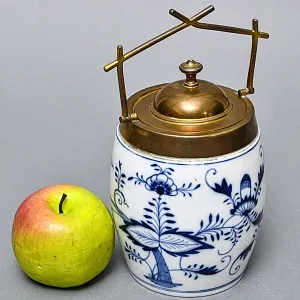 Антикварная Фарфоровая бисквитница - конфетница «Синий лук», Bremer & Liebmann Германия.