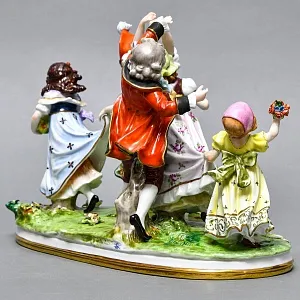 Большая Антикварная Статуэтка «Детские забавы - Ручеек», фарфор Scheibe - Alsbach, Германия.