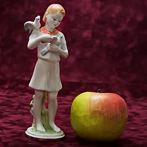 РЕДКОСТЬ!! Фарфоровая Статуэтка «Пионерка с голубями», ЛФЗ СССР - 1952 год.