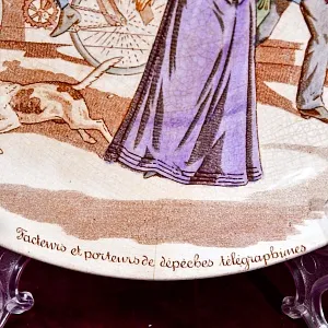 Антикварная Тарелка «У Почтового отделения», Фаянс Sarreguemines, Франция конец XIX века.