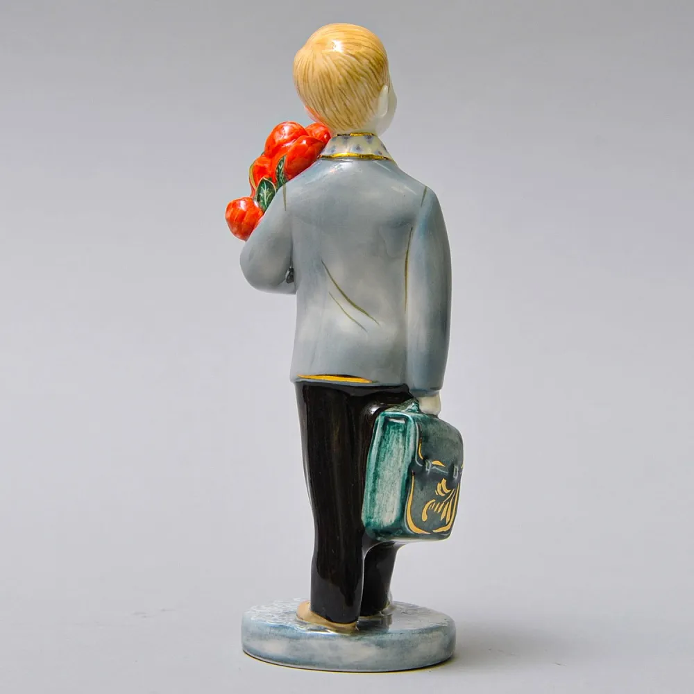 Авторская Коллекционная Фарфоровая Статуэтка «Школьник с букетом тюльпанов», Россия.