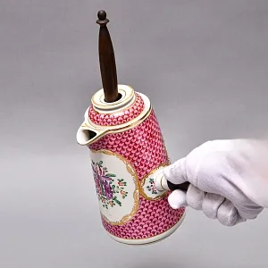 Фарфоровый Кувшин - Чайник для подачи горячего шоколада «ЦВЕТЫ» с лопаткой, Франция - середина ХХ века.