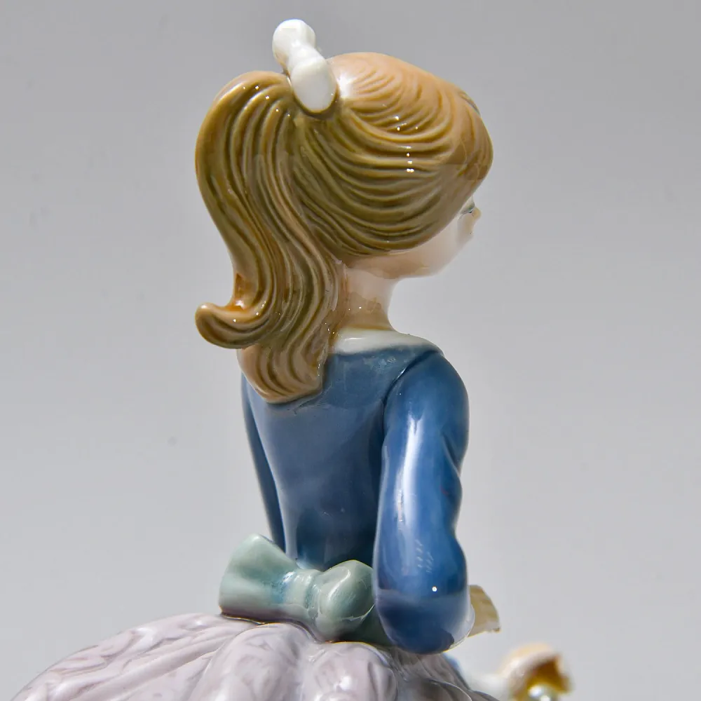 Винтажная Фарфоровая статуэтка "Девочка с зонтиком. Эвита", Lladro Испания - 1983 год.