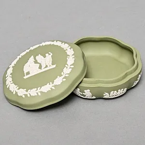Шкатулка - Бонбоньерка «Античная Греция», фарфор ВЕДЖВУД / WEDGWOOD, Англия, вторая половина ХХ века.