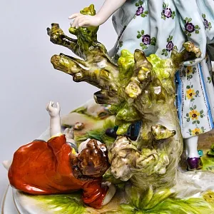 Антикварная Фарфоровая статуэтка «Влюбленная пара. Прятки у колодца», VOLKSTEDTER Германия.