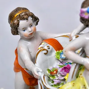 Коллекционная Фарфоровая статуэтка «ПУТТИ - Триумфаторы», Scheibe-Alsbach Германия.