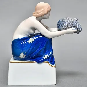 Антикварная Фарфоровая статуэтка «Девушка с виноградом», ROSENTHAL Германия, 1923 - 1933 годы. 