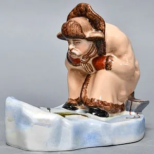 Авторская Коллекционная Фарфоровая Статуэтка «Рыбак на зимней рыбалке», Россия.