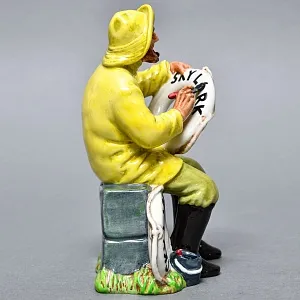 Коллекционная Фарфоровая статуэтка «Лодочник - Рыбак», Royal Doulton Ангия, 1970 - 1987 годы. 