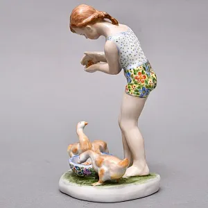 Коллекционная Фарфоровая статуэтка «Девочка с гусятами», Россия ДФЗ - Дулево. 