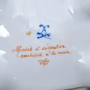 Фарфоровая Тюрина - Судок с крышкой «БАБОЧКИ В САДУ», Франция - середина ХХ века.