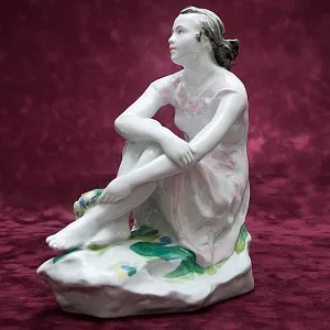 Коллекционная Фарфоровая Статуэтка «На отдыхе - девушка с букетом», ЛФЗ СССР -1963 г