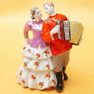 Фарфоровая Статуэтка «Танец - Кадриль» СССР ДФЗ Дулево -1964 -1968 годы. 