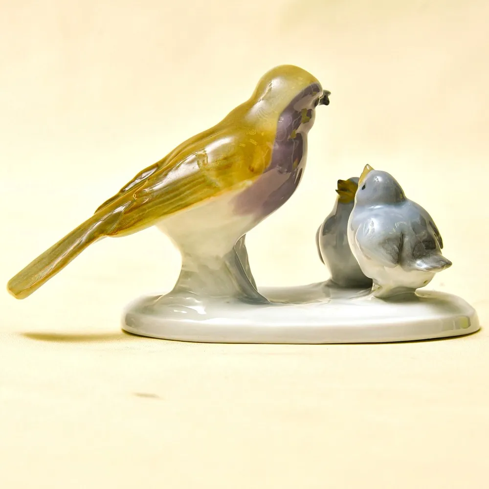 Антикварная Фарфоровая статуэтка «Птица кормит птенцов», Pfeffer Gotta Германия 1882 -1934 год.