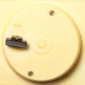 Механические Настольные Часы «МОЛНИЯ - ЧЧЗ» - Редкий Цветочный Декор - СССР -1975 год.