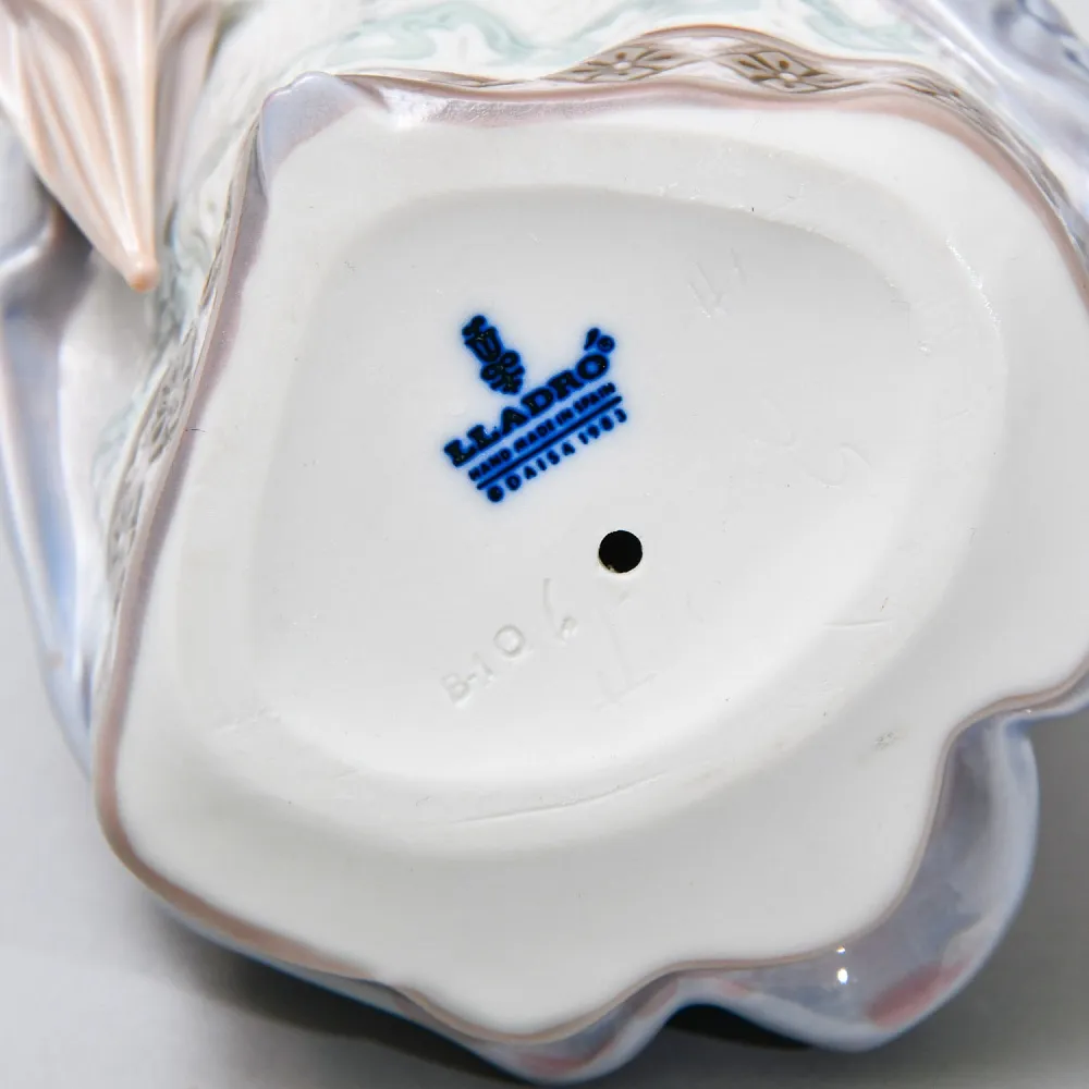 Винтажная Фарфоровая статуэтка "Девочка с зонтиком. Эвита", Lladro Испания - 1983 год.