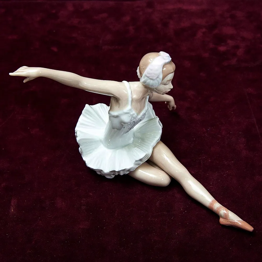 Коллекционная Фарфоровая статуэтка «Балерина - Лебединое озеро» Lladro, Испания.