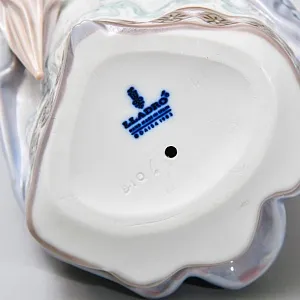 Винтажная Фарфоровая статуэтка "Девочка с зонтиком. Эвита", Lladro Испания - 1983 год.