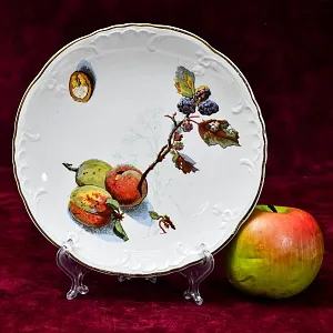 Антикварная Фарфоровая тарелка «Персики и ежевика», Villeroy&Boch Германия, 1874 - 1909 годы.